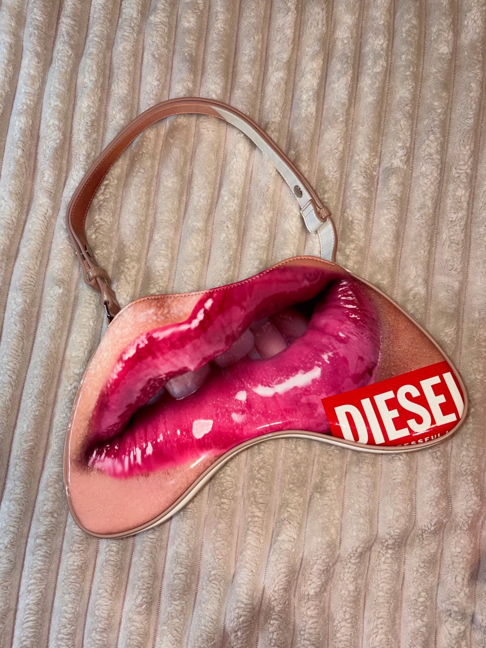 Diesel Pink Lip-Print Shoulder Bag - Picture 3 of 6